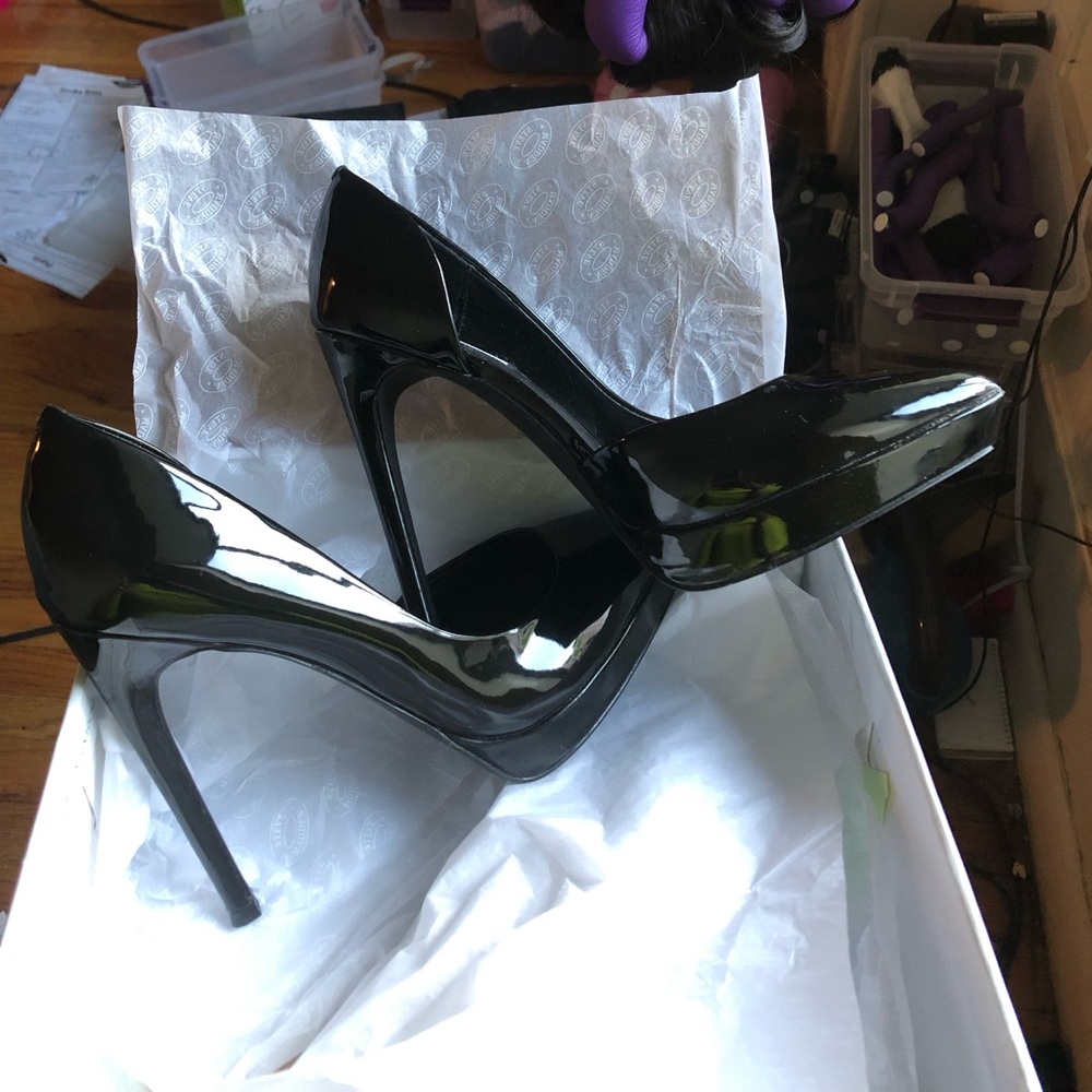 Steve Madden new pumps in box. Size 9 very high shoes